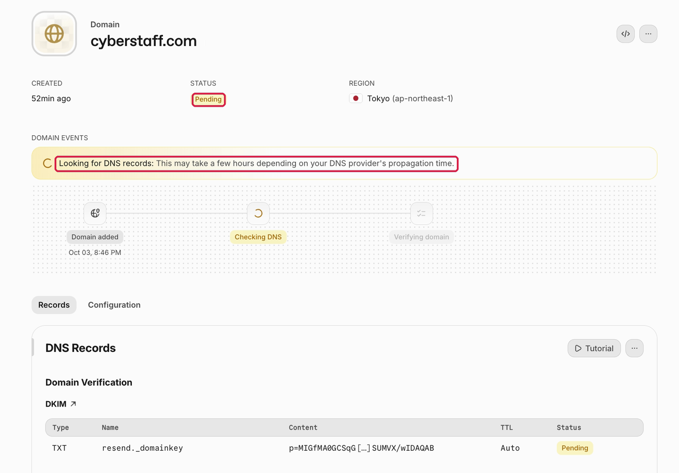 ResendのドメインのSTATUSがPending。Looking for DNS records の表示に赤枠