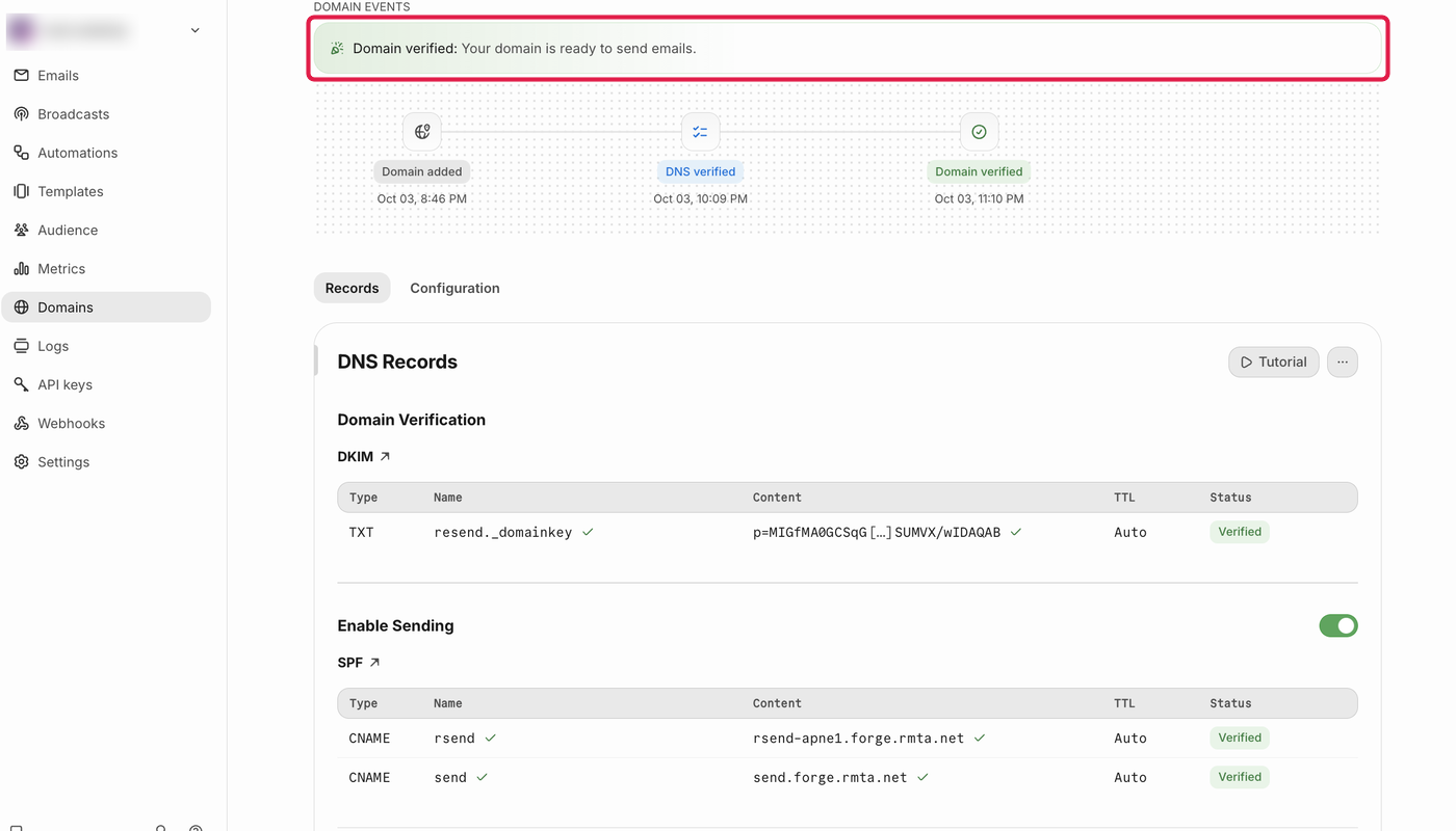 Resendのドメインの画面。Domain verified: Your domain is ready to send emails. の表示に赤枠。StatusはすべてVerified